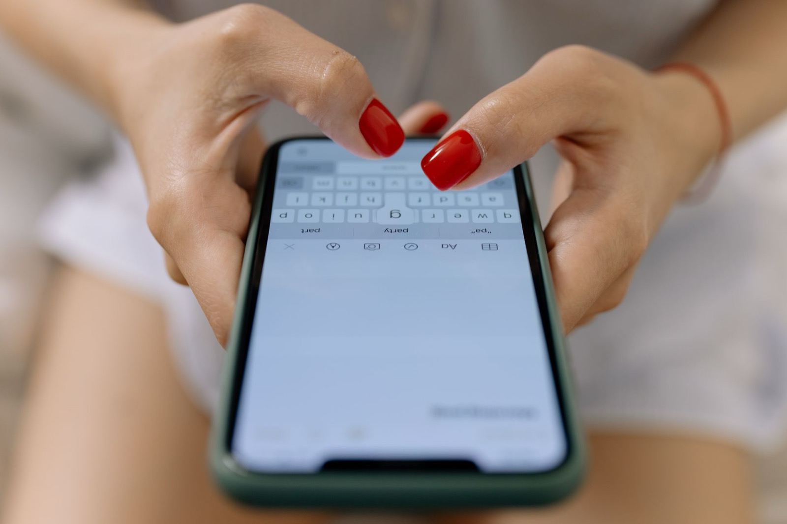 スマートフォンで文章を入力している手元