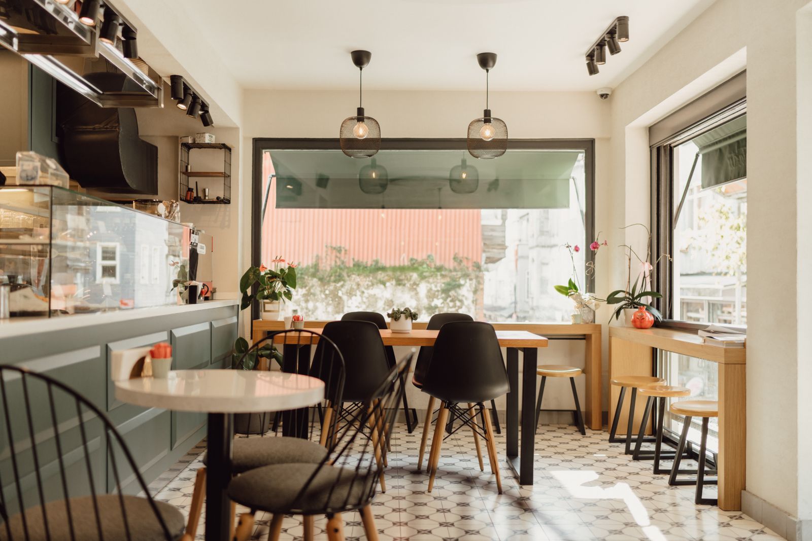開店前のカフェの店内。カウンターとテーブル席が並んでいる